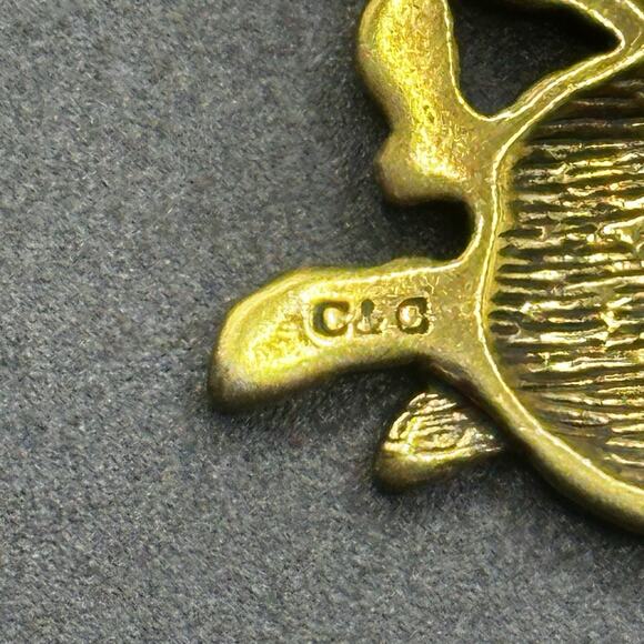 Vintage MFA Museum Fine Arts Gold Tone Dancing Pigs Brooch Pin Farm - Picture 5 of 6